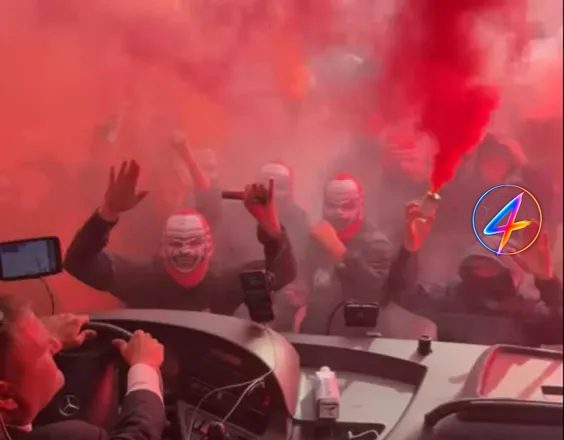 FC Twente-fans bestormen bus vóór PSV-duel