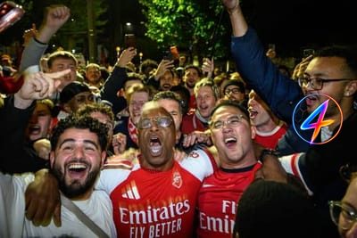 Arsenal fans and Ian Wright celebrate first league title in 22 years