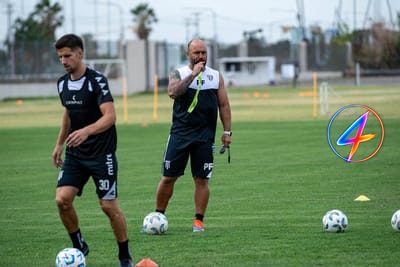 Hansi Flick enfrenta salidas del cuerpo técnico en el Barcelona