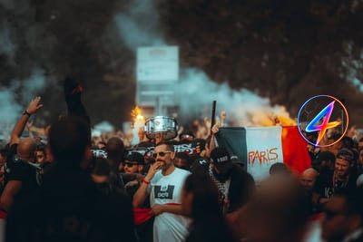 Les ultras du PSG défilent en scooters avant la finale